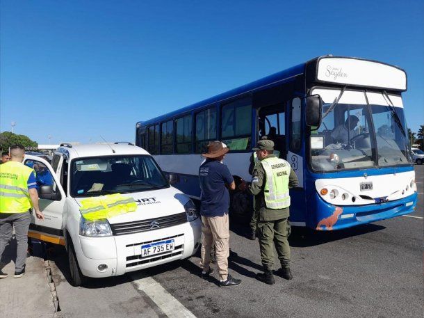 Gendarmería requisa micros que van a la marcha del Congreso
