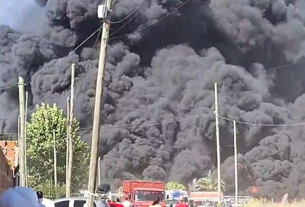 Alerta por un incendio en un basural de Cruce Castelar: bomberos trabajan en el lugar