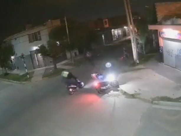 Picada de motos deja gravemente herido a un delivery en Merlo