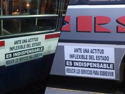 Carteles en los colectivos alertan sobre una reducción de servicios Carteles en los colectivos alertan sobre una reducción de servicios