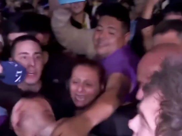 Video: el momento exacto en el que le roban el celular al cronista de LN+ durante el acto de Manuel Adorni