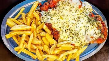 Fundado en 1961, este bodegón porteño cuenta con preparaciones exquisitas y platos abundantes. Fundado en 1961, este bodegón porteño cuenta con preparaciones exquisitas y platos abundantes.