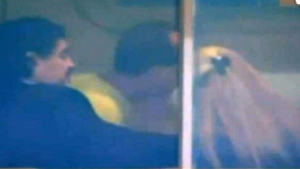Maradona, a los besos en público con su nueva pareja