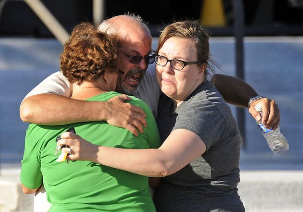 Difundieron los nombres de las 12 víctimas de Denver