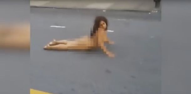 VIDEO: Una mujer drogada  y desnuda se tiró en el medio de la calle