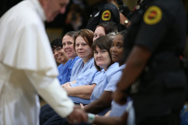Otro gesto del Papa: fue a una cárcel y abrazó a los presos