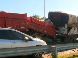 Chocaron dos camiones y seis autos en el Acceso Oeste: una persona quedó atrapada