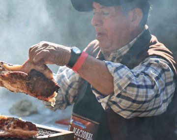 ¿Dónde es más caro comer un asado entre Argentina