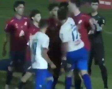Escándalo viral en Uruguay: un jugador de fútbol noqueó a otro de una piña