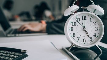 La reducción de la jornada laboral debe discutirse junto a la productividad y los salarios, precisó Luis Lacalle Pou. La reducción de la jornada laboral debe discutirse junto a la productividad y los salarios, precisó Luis Lacalle Pou.