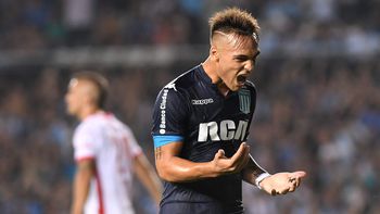 Lautaro Martínez celebra uno de sus tres goles ante Huracán Lautaro Martínez celebra uno de sus tres goles ante Huracán