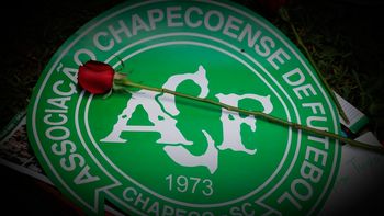 el recuerdo del dolor: chapecoense modifico su escudo tras la tragedia el recuerdo del dolor: chapecoense modifico su escudo tras la tragedia