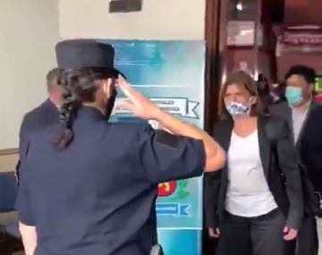 Nuevo saludo policial a Patricia Bullrich: ahora