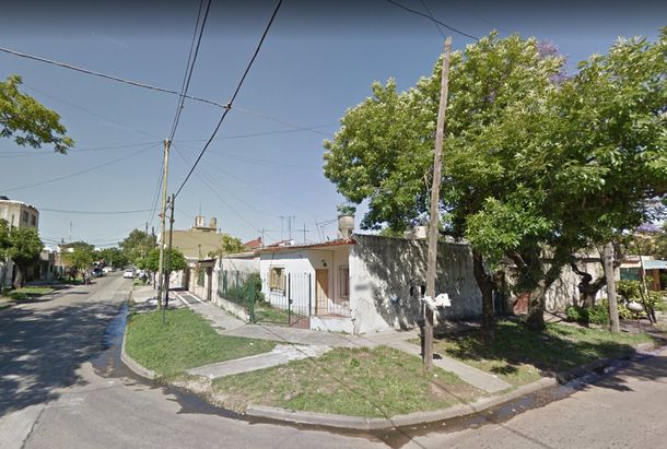 Una camioneta de la Policía Federal chocó a una moto y dejó a una mujer en coma