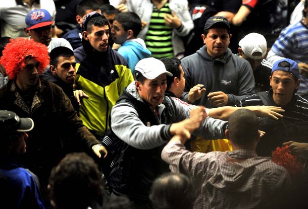 Militantes a las trompadas en la presentación de los candidatos PRO