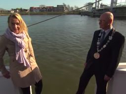 ¿se cayo o se tiro? una notera termino dandose un chapuzon ¿se cayo o se tiro? una notera termino dandose un chapuzon