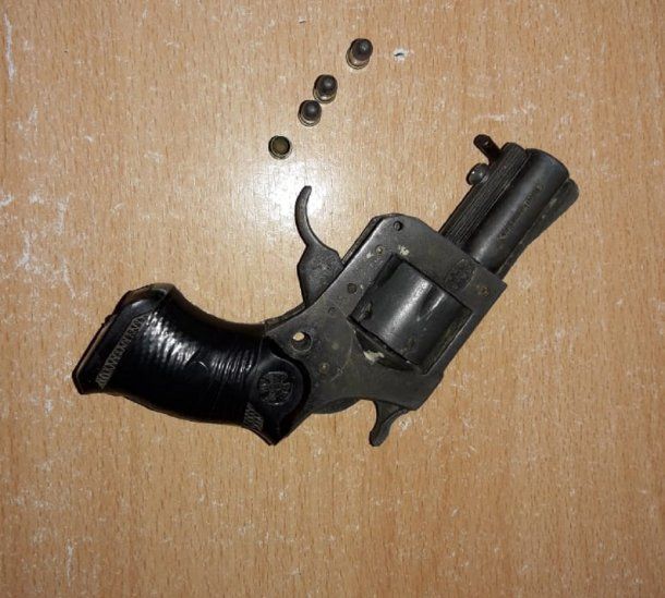 El arma secuestrada por autoridades policiales en el marco de la investigación del asesinato del músico de La Plata. 