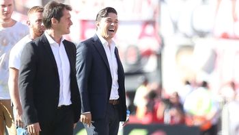 Marcelo Gallardo festeja y Guillermo Barros Schelotto lo mira como enojado Marcelo Gallardo festeja y Guillermo Barros Schelotto lo mira como enojado