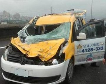 Así quedó un taxi que fue golpeado por el avión de TransAsia en su caída