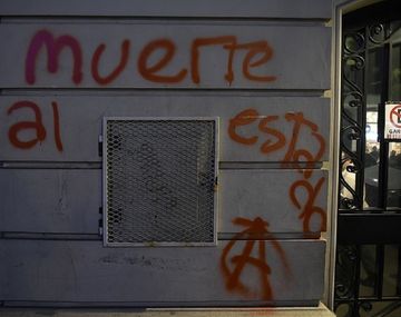 Las pintadas anarquistas en las inmediaciones del Senado bonaerense