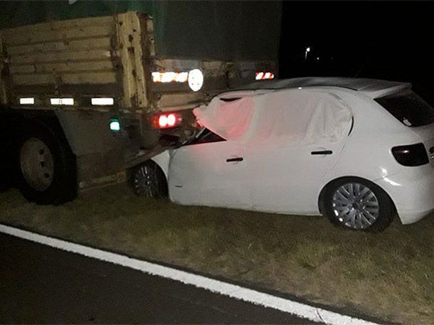 Entre Ríos: un muerto por un auto que se incrustó debajo de un camión en Ruta 12