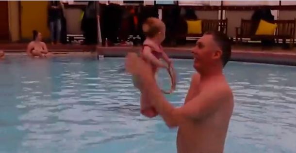 La bebé que se pone de pie en la piscina se volvió viral