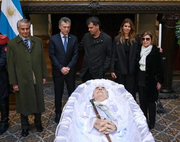 Con la presencia de Mauricio Macri ya velan los restos de De la Rúa en el Congreso