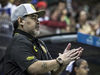 Debut con goleada y festejos alocados de Maradona en Dorados de Sinaloa