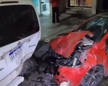 Impresionante choque en Pompeya: un conductor quedó atrapado