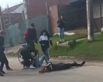 Brutal pelea entre alumnas a la salida de un colegio: una chica quedó inconsciente