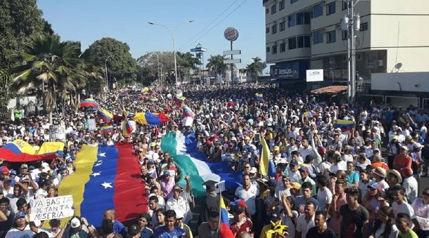 Arde Venezuela: máxima tensión en un país con dos presidentes