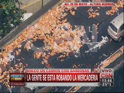 Volcó un camión de gaseosas y la gente se robó la mercadería