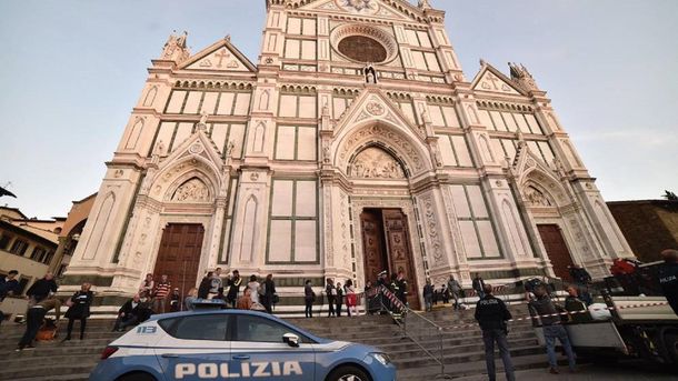 Italia: se cayó una piedra de una iglesia y un turista murió aplastado