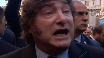 No puedo respetar tu cerebro: Milei cruzó a la prensa española en torno a quienes no llegan a fin de mes. No puedo respetar tu cerebro: Milei cruzó a la prensa española en torno a quienes no llegan a fin de mes.