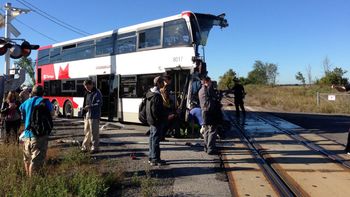 un tren embistio a un micro en canada: al menos cinco muertos un tren embistio a un micro en canada: al menos cinco muertos