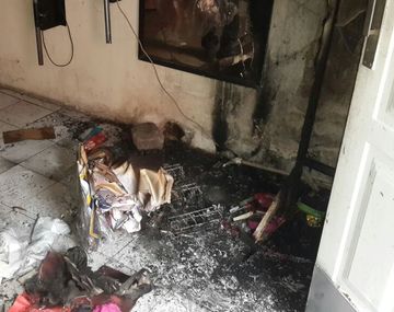 Policías rescatan a familia en un incendio