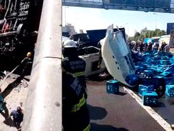 Caos en la autopista 25 de Mayo por un camión que chocó y quedó colgado