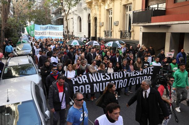 Multitudinaria marcha de docentes, nodocentes y estudiantes en defensa a los salarios y la universidad pública