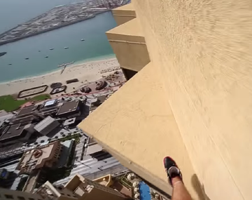 Salta al borde de un gran rascacielos