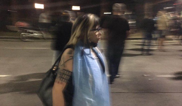 Una imagen común frente a la residencia presidencial, gente sin barbijo.