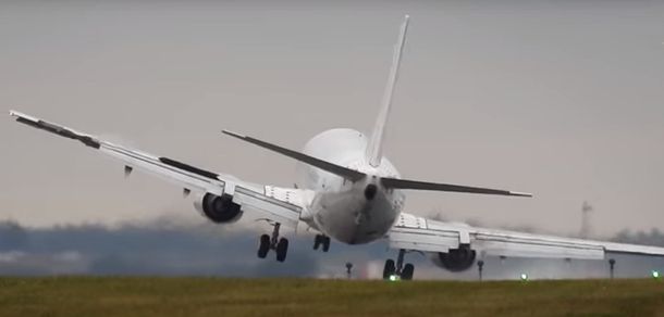 Las maniobras que debió hacer un piloto de Boeing para aterrizar en Praga.