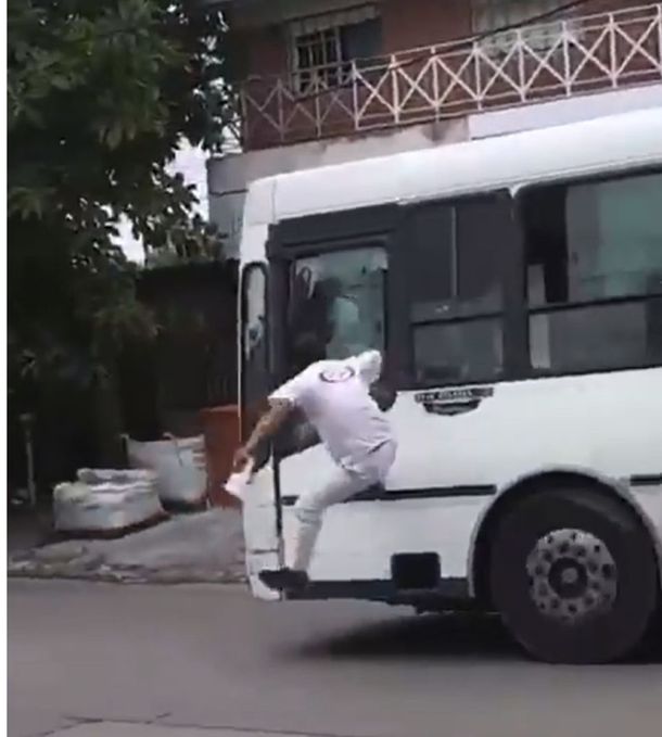 A lo Relatos Salvajes: se viralizó una violenta pelea entre un chofer de colectivo y el conductor de una camioneta