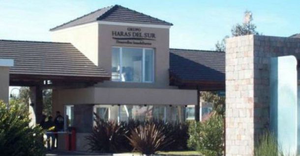 Encuentran el cuerpo de un hombre flotando en su pileta