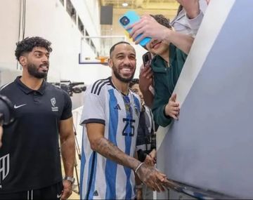 Aubameyang se puso la camiseta de Argentina y generó revuelo
