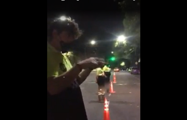 VIDEO: Inspector de tránsito usó lenguaje de señas con un conductor y se hizo viral