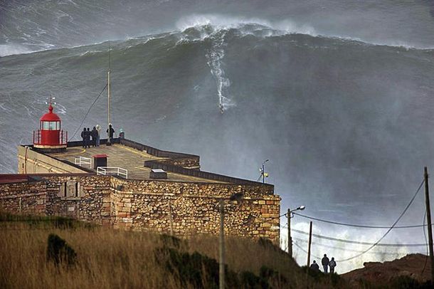 Logra surfear una ola de 30 metros de alto en Portugal