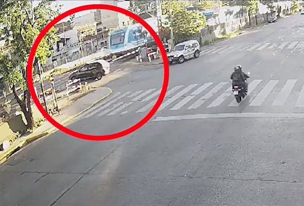 Impactante video en Ramos Mejía: tren embistió a un auto causando la muerte de una joven