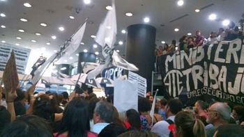 por despidos, empleados de trabajo tomaron el ministerio por despidos, empleados de trabajo tomaron el ministerio