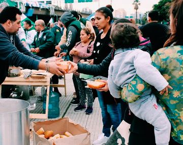Organizaciones sociales instalan ollas populares en Plaza de Mayo