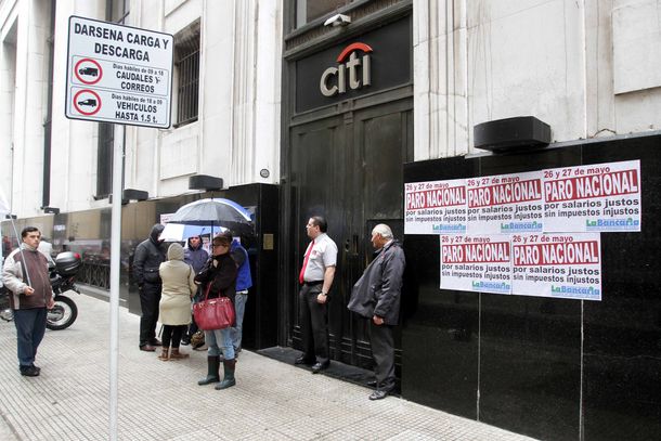 A contrarreloj, el Gobierno busca frenar el paro de los bancarios